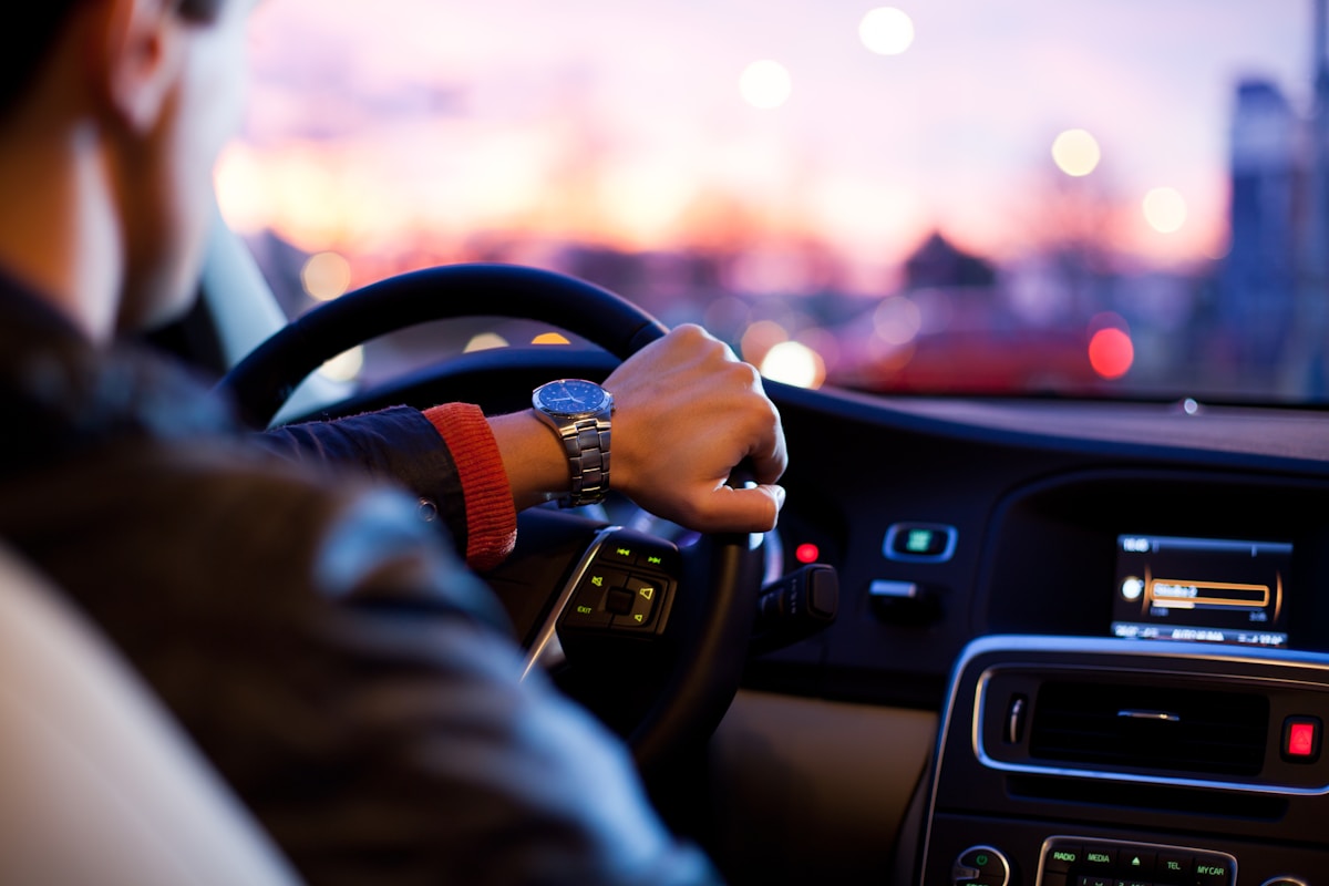 Fahrschüler am Steuer während einer Fahrstunde